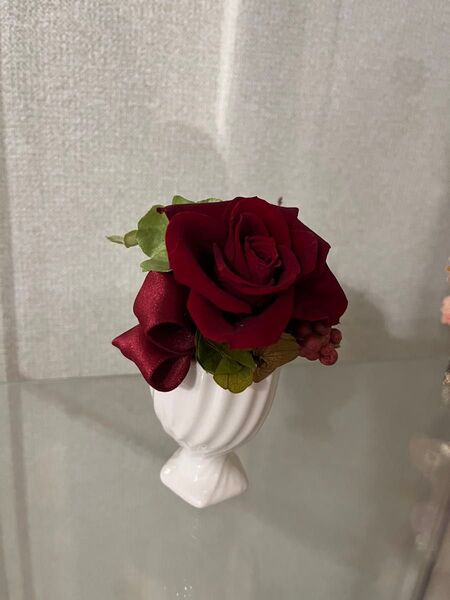 プリザーブドフラワー 赤バラ、小さな花瓶入りでインテリアに最適 水やり不要 未使用 バラ