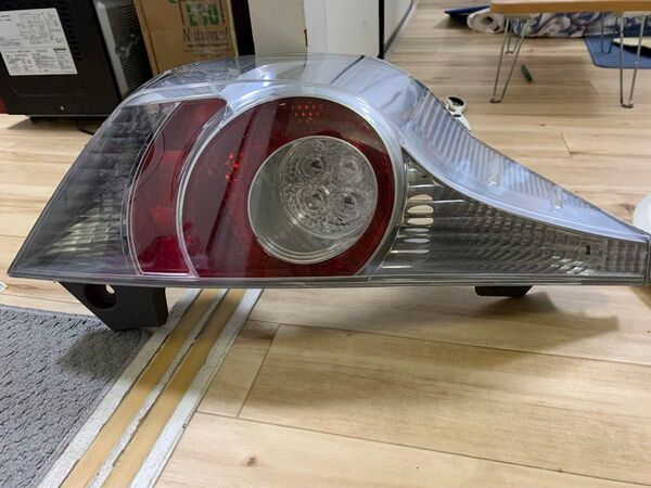 自動車 テールランプ 右側 レッド系