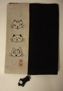 レア！猫の刺繍入り！★ 猫 ネコ ねこ ブックカバー 本カバー 布製★約15.5×11.5ｃｍ★ブラック×生成り