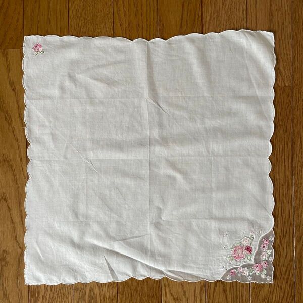 花柄刺繍 スカラップエッジ ハンカチ ホワイト バラ