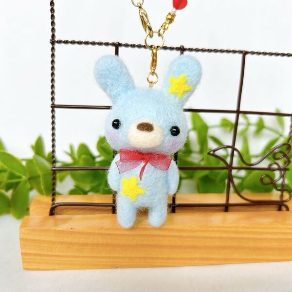 星うさぎ ベビーブルー 羊毛フェルトバッグチャーム ハンドメイド