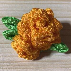 オレンジのミニ薔薇ブローチ