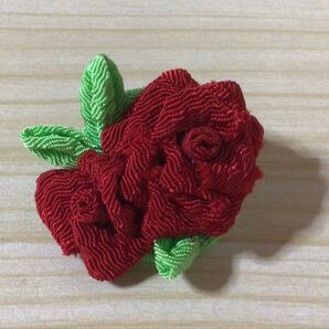 小さな赤薔薇のミニブローチ