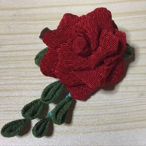 赤薔薇のシルバーブローチ