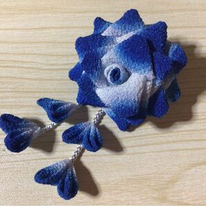 青と白の薔薇のブローチ