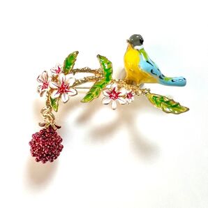 鳥とラズベリーのブローチ