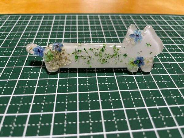 16.猫 レジン ヘアクリップ ドライフラワー入り