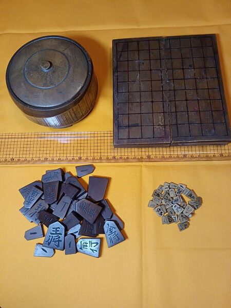 【訳あり/珍品】古い将棋駒と竹製駒箱 雛駒と携帯用将棋盤〔管理No.90528〕