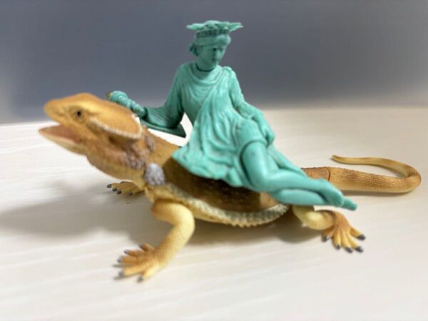 自由の女神 フィギュア フタアゴヒゲトカゲ 自由すぎる女神