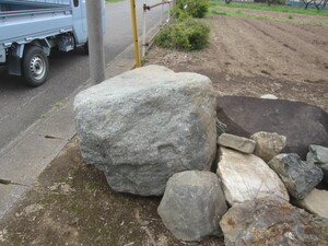 埼玉鶴ヶ島発　約１．５トン？三波石？お客様から引き取って来た庭石です。お庭のシンボルに如何でしょうか？ 