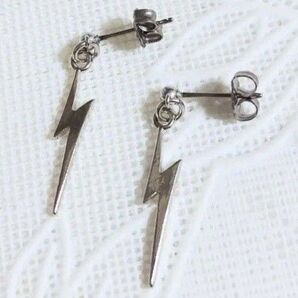 稲妻デザインのピアス カラー、シルバー アンティーク