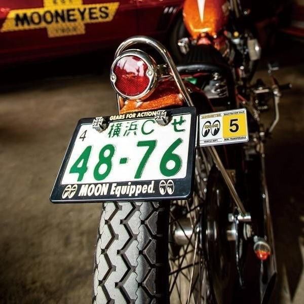 再入荷!!【MOONEYES】ムーンアイズ バイク用 ライセンスフレーム MOON Equipped /126cc以上