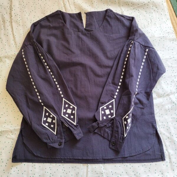 ネイビーの刺繍入り長袖チュニック