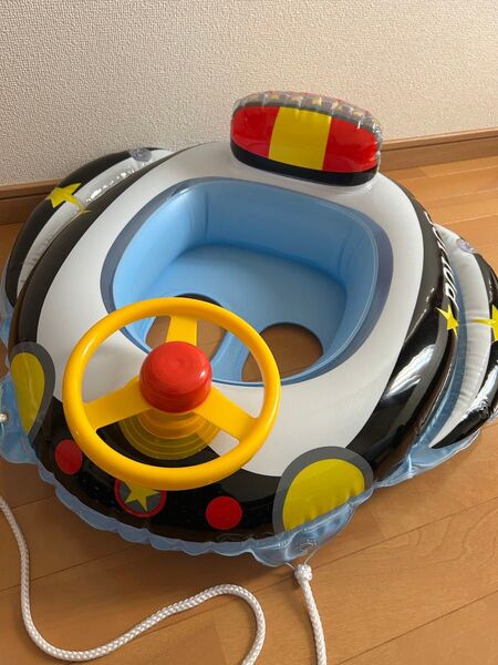 おまわりさんベビーボート ハンドル付き 浮き輪 足入れ浮き輪