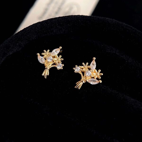 ピアス フラワー 花束 ゴールド ブーケ 花 キラキラ シンプル カラフル 小さめ おしゃれ 華やか 上品 かわいい ギフト