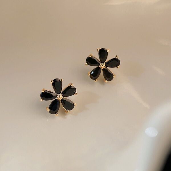 ピアス フラワー ブラック 花 ゴールド シンプル 小さめ おしゃれ 高級感 上品 高見え かわいい キラキラ ギフト