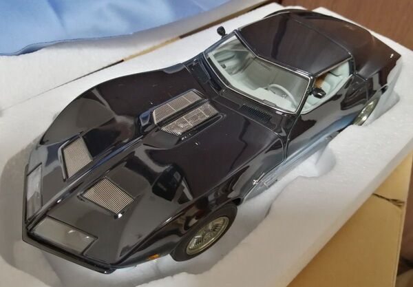 【期間限定出品】オートアート 1/18 シボレー コルベット マンタレイ 1968