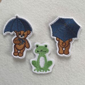 刺繍アイロンワッペン 傘さしテディベアとカエル