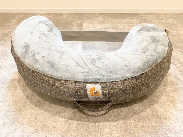 Ergobaby エルゴベビー ナチュラルカーブ・ナーシングピロー ベルト付き | 授乳クッション 授乳枕