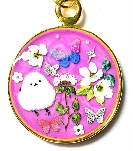(1821)シマエナガとお花のキーホルダーです♪ハンドメイド レジン 鳥 蝶々