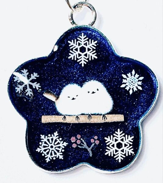 (1860)シマエナガと雪の結晶のキーホルダーです♪ハンドメイド レジン 鳥