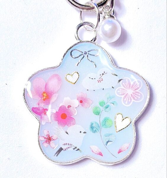 (1762)シマエナガとお花のキーホルダーです♪ハンドメイド レジン 鳥