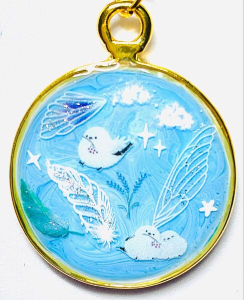 (1836)シマエナガと羽根のキーホルダーです^ ^ハンドメイド レジン 鳥 チャーム