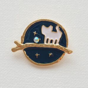 ブローチ 星空の中を歩くしろねこ かわいい カジュアル 贈り物 プレゼント 簡易ラッピング