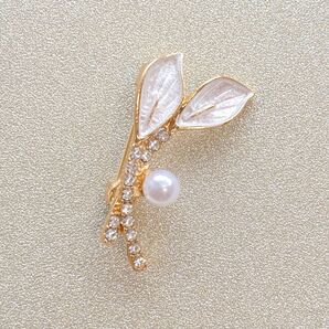 プチパールリーフ ブローチ ラインストーン ゴールド アクセサリー 記念日 贈り物 プレゼント 簡易ラッピング付き