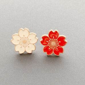 ①かわいい桜 2色セット ピンバッジ カジュアル アクセサリー プレゼント 贈り物 簡易ラッピング付き 赤と白 紅白 新しい旅立ち