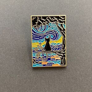 ピンバッジ ゴッホの絵画風 黒猫 木の枝から夜空を眺める 贈り物 簡易ラッピング付き レトロ クラッシック 帽子やバック ポーチに