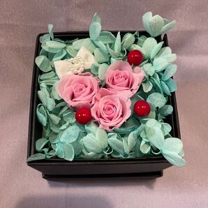 ピンクのプリザーブドフラワーとティファニーグリーンのフラワーボックス