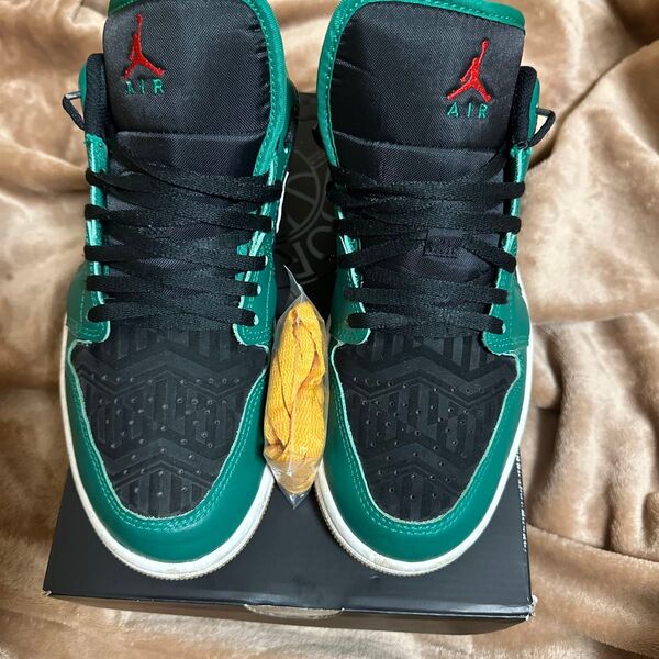 NIKE AIR JORDAN 1 MID SE PINE GREEN