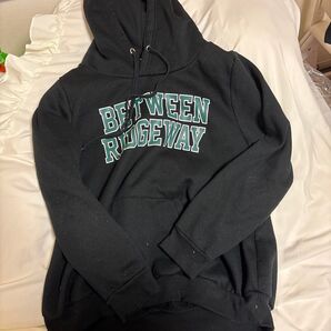 BETWEEN RIDGEWAY パーカー 黒 ブラック 深緑 ロゴ