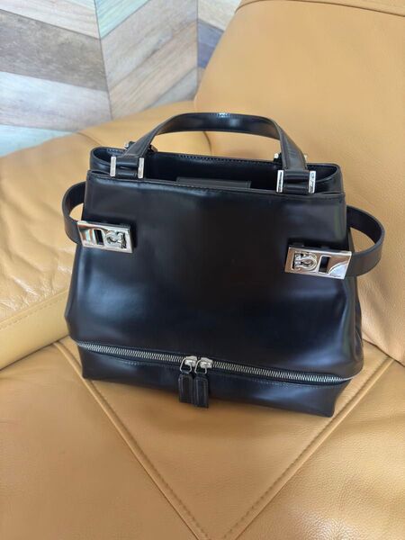 Salvatore Ferragamo ガンチーニ レザー ハンドバッグ 黒