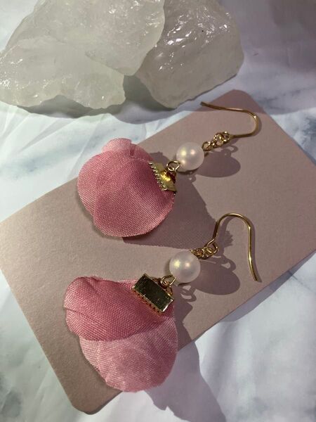 ピンクの花びらタッセルのデザインピアス