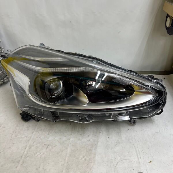 トヨタ シエンタ NSP170G 170系 後期 純正 ヘッドランプ 右 LED ICHIKOH52-317