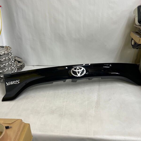 美品ヤリス YARIS(MXPA10)用 純正リヤガーニッシュ フィニッシャー