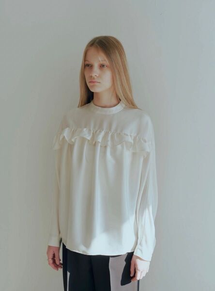 新品未試着 OHGA RUFFLE ホワイト 長袖ブラウス ラッフル