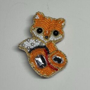 キツネのビーズブローチ
