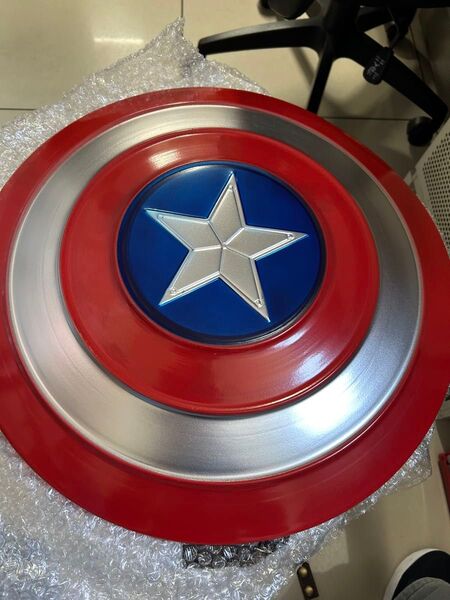 値下げ キャプテンアメリカの盾、金属、アベンジャーズのハンドヘルド小道具モデルの映画版の装飾的なレプリカ47 cm