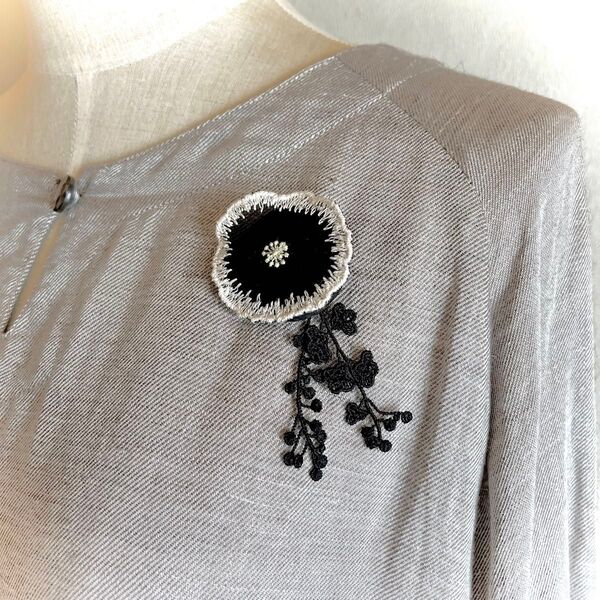 希少ミナペルホネンハンドメイド上品なjelly flowerブローチ。透け感シアー黒。