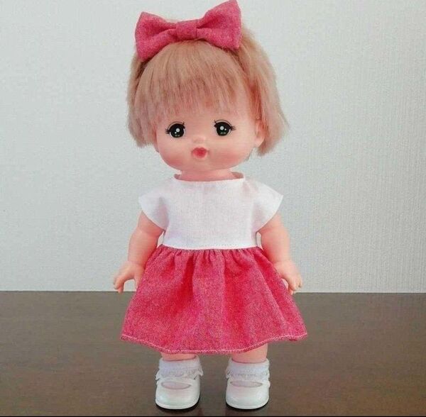 メルちゃん 赤無地スカート 白半袖ワンピースとリボン 550円