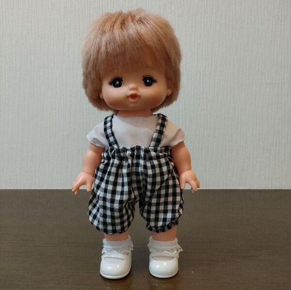 メルちゃん 黒チェックサスペンダー付きかぼちゃパンツと白半袖シャツ 650円