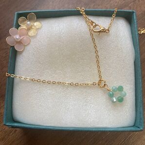 5月 誕生石 エメラルドの可愛いお花のネックレス