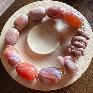 綺麗なサーモン色の瑪瑙に龍の子のデザインブレスレット