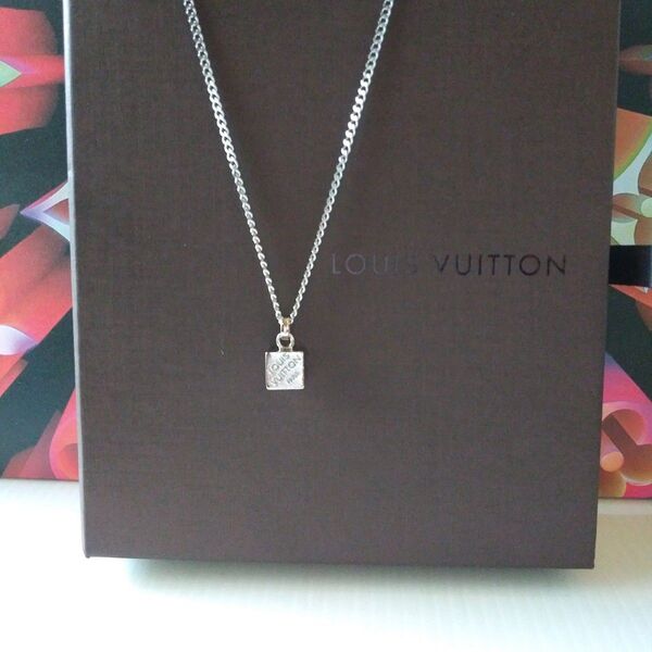 ルイヴィトン LOUISVUITTON (正規品)ミニキュウブ型チャーム&ネックレスチェーン(社外品)