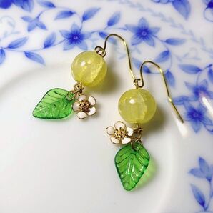 レモンのピアス/イヤリング●白いお花がポイント◎かわいいオマケ付き●金具変更できます●ニッケルフリー #4300