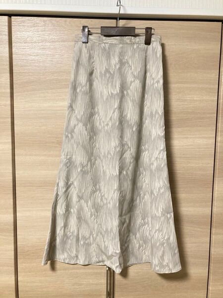 earth music&ecology ロングスカート 夏物 グレー系 模様入り