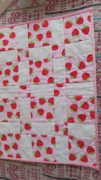 いちご柄パッチワークキルト ピンク ハンドメイド